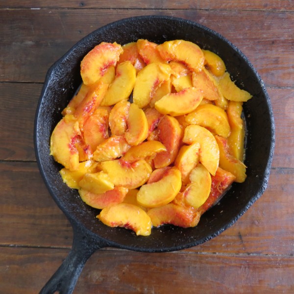 super easy skillet peach cobbler